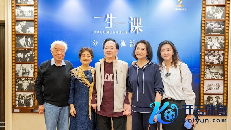 王圣民（左二）与陈钢（中）等嘉宾合影